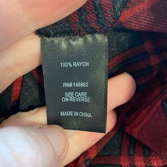 Torrid Red & Black Plaid Button Front Lightweight Short Sleeve Blouse Size 1 - Picture 7 of 8